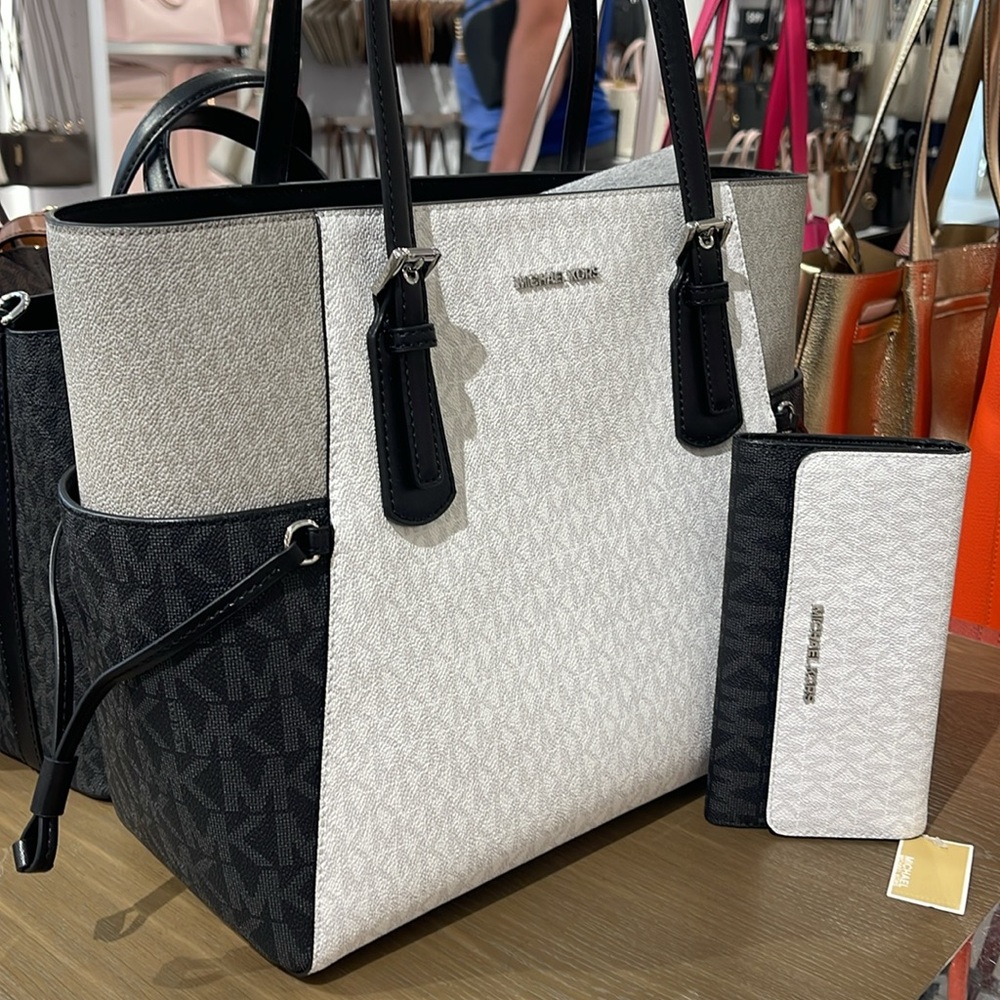 Michael Kors Voyager Lg Color-Block Signature Logo Tote & MK JST Tri-Fold Wallet - Picture 13 of 16